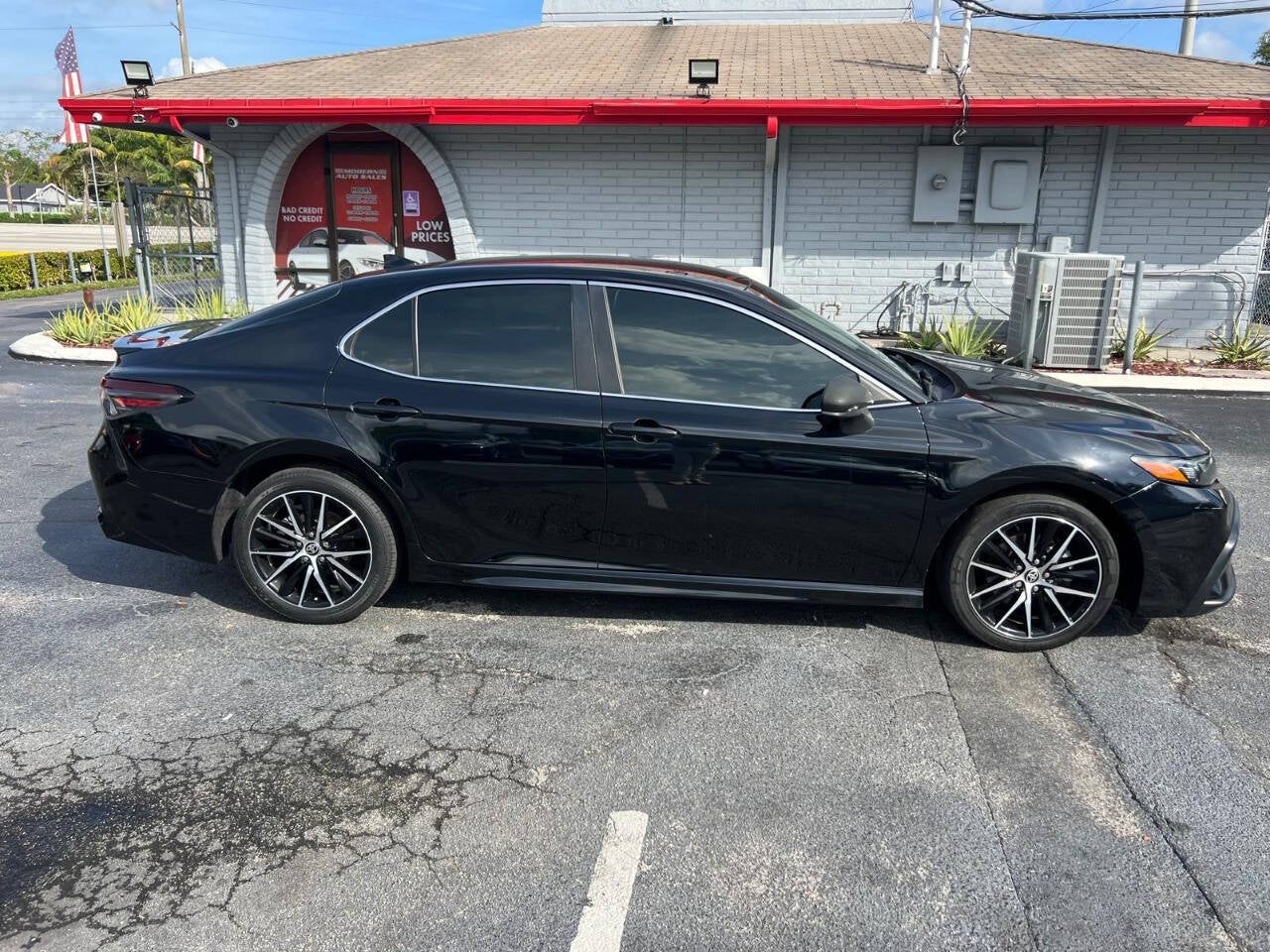 2021 Toyota Camry SE Nightshade 4dr Sedan
