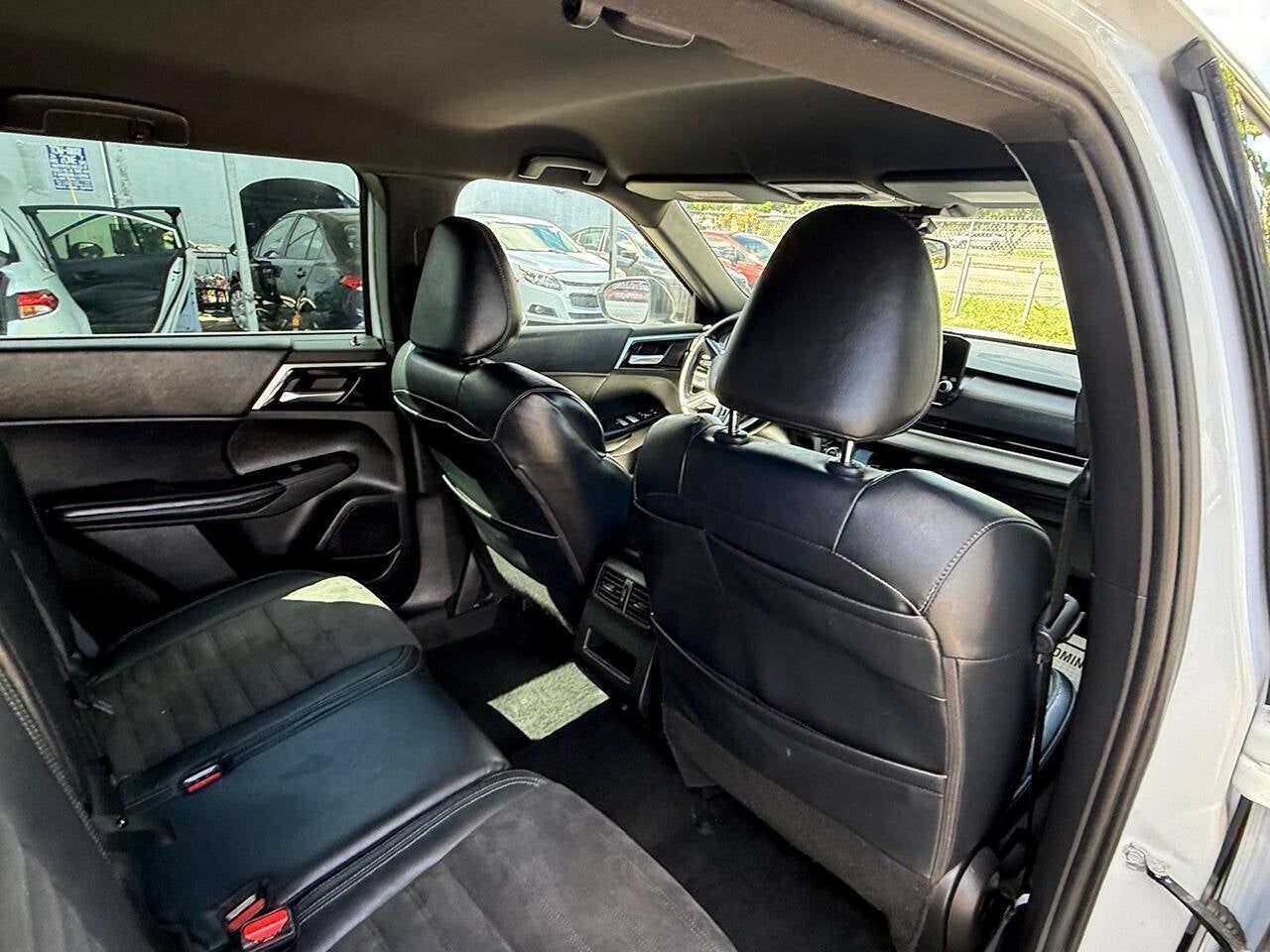 2023 Mitsubishi Outlander SE AWD 4dr SUV