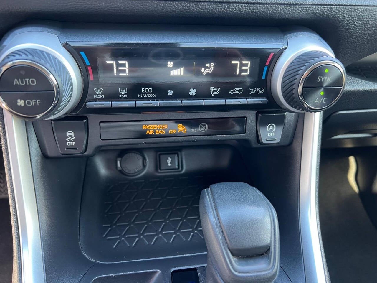 2020 Toyota RAV4 XLE 4dr SUV