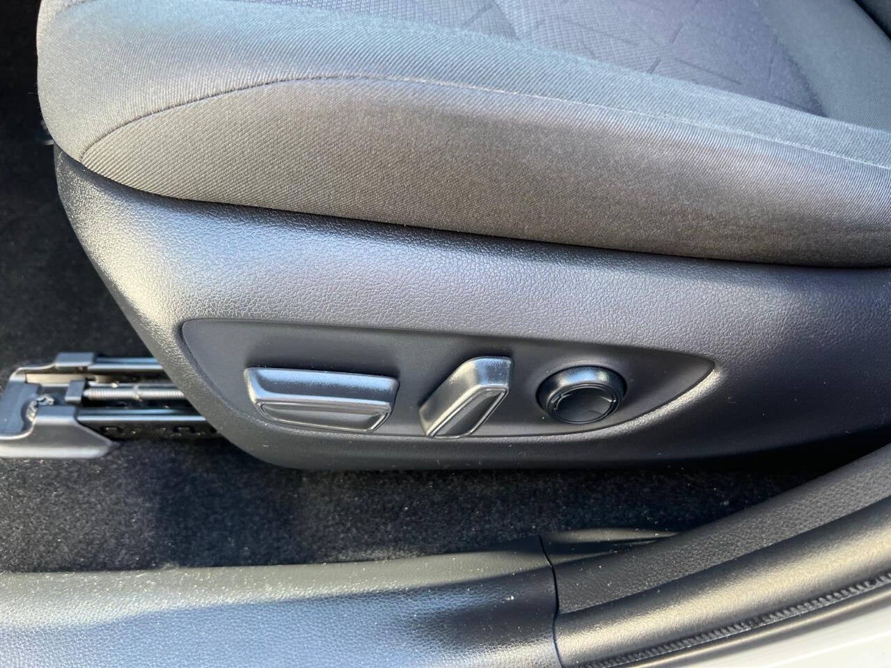 2020 Toyota RAV4 XLE 4dr SUV