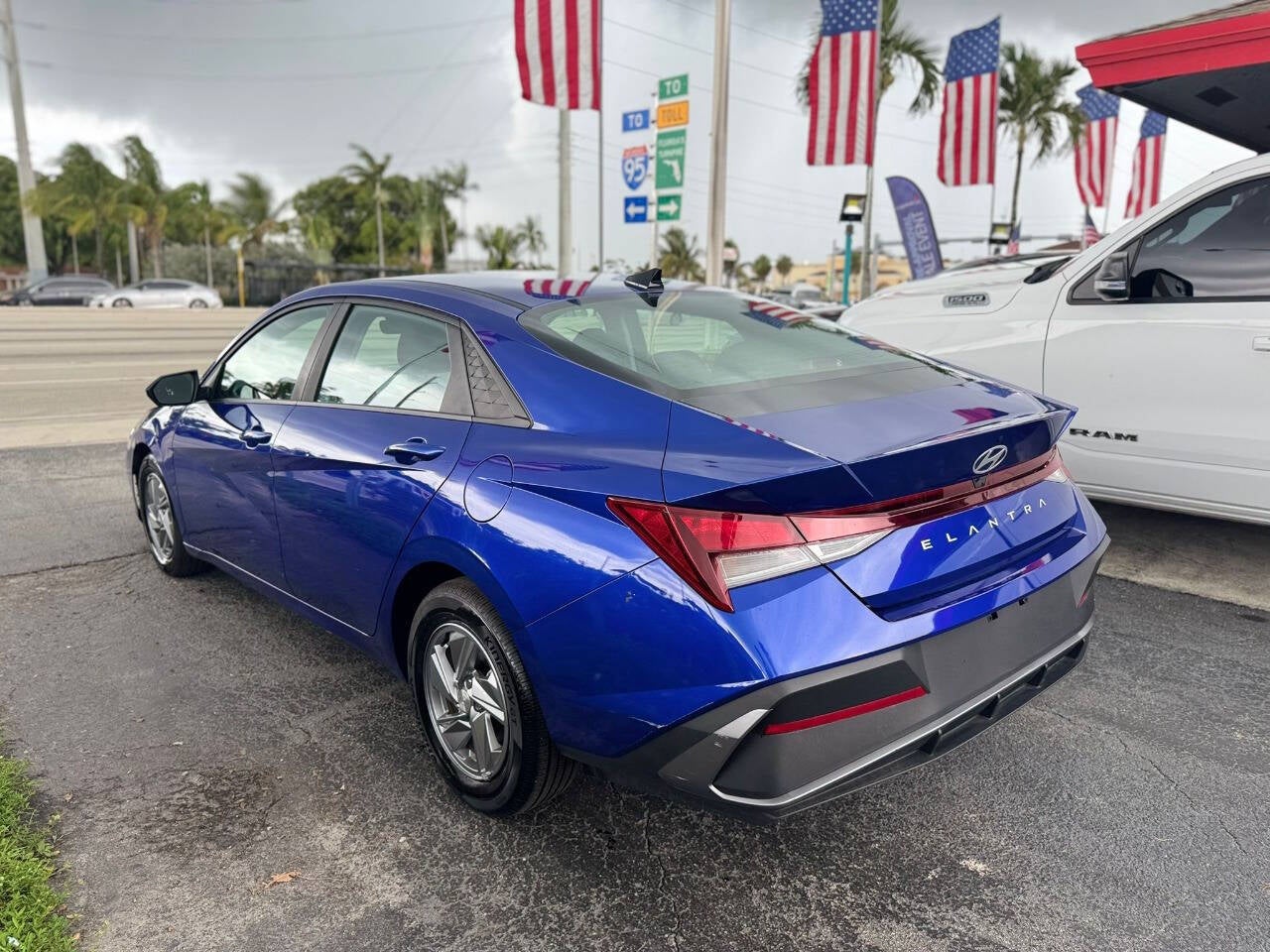 2024 Hyundai Elantra SE 4dr Sedan