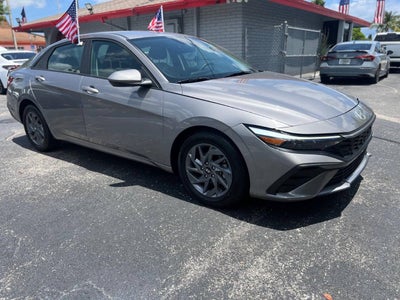 2024 Hyundai Elantra SEL 4dr Sedan