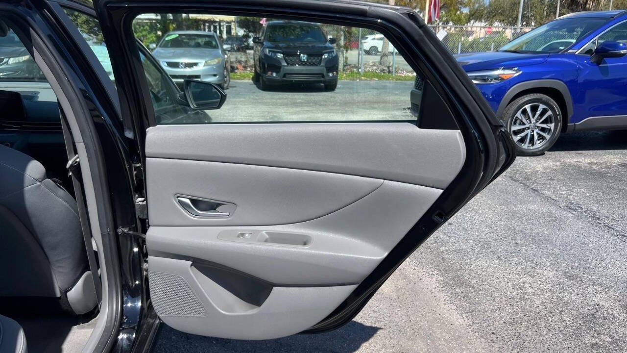 2023 Hyundai Elantra SEL 4dr Sedan