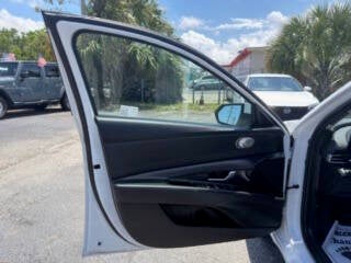 2025 Hyundai Elantra SEL Convenience 4dr Sedan